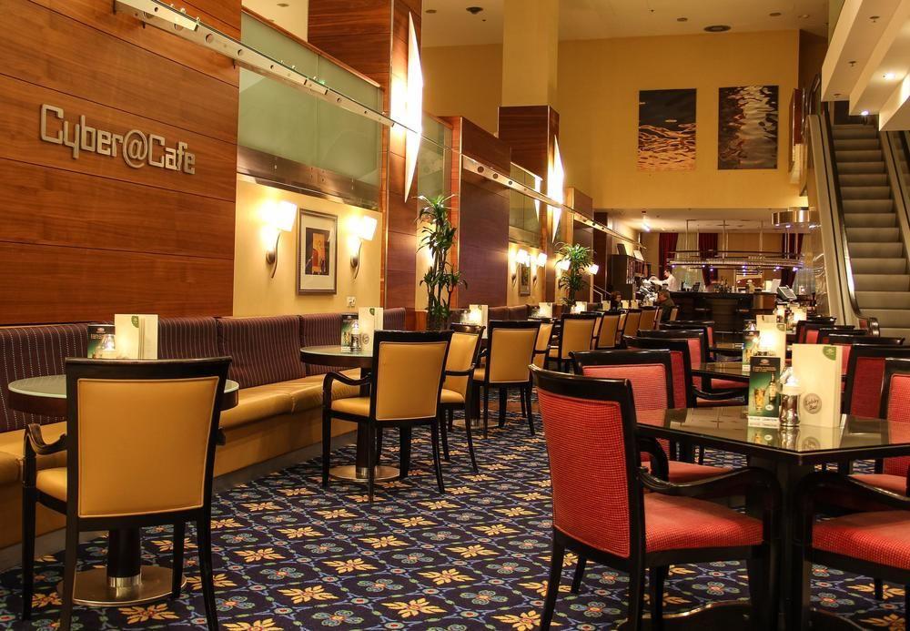 Courtyard By Marriott Warsaw Airport Hotel Exterior photo Cyber Cafe