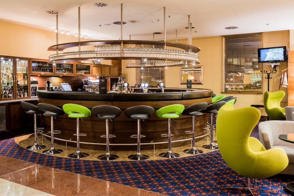 Courtyard By Marriott Warsaw Airport Hotel Exterior photo Bar