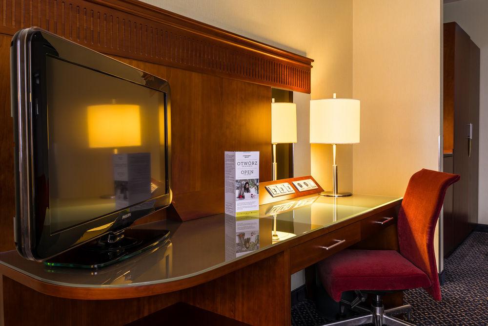 Courtyard By Marriott Warsaw Airport Hotel Exterior photo Reception desk