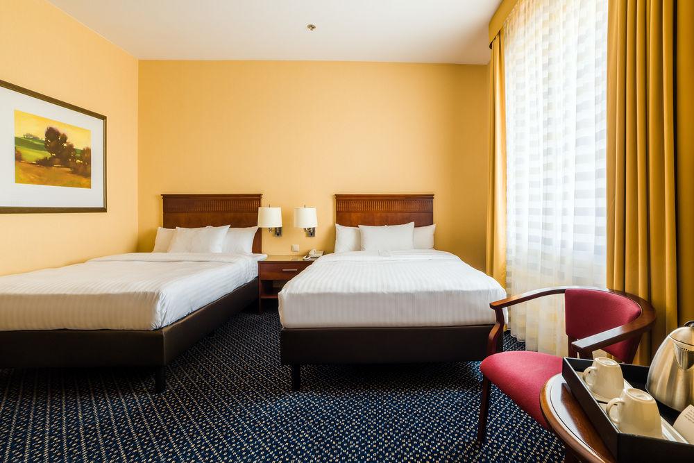 Courtyard By Marriott Warsaw Airport Hotel Exterior photo Room in the hotel