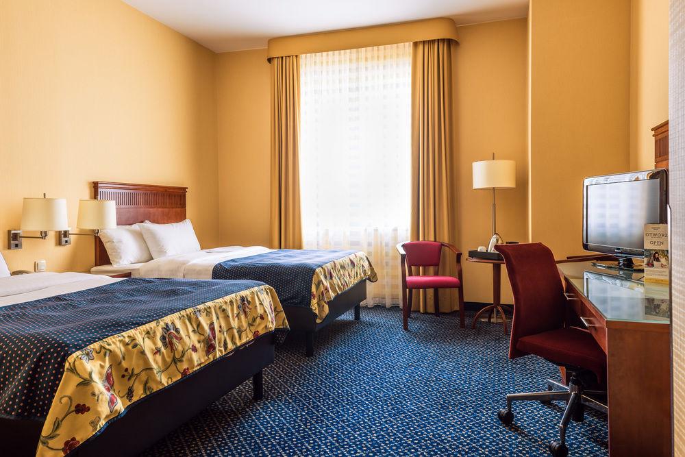 Courtyard By Marriott Warsaw Airport Hotel Exterior photo Room in the hotel