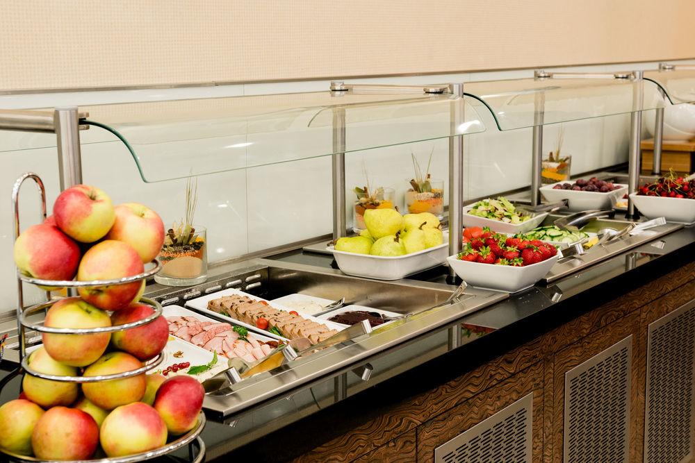 Courtyard By Marriott Warsaw Airport Hotel Exterior photo Breakfast buffet