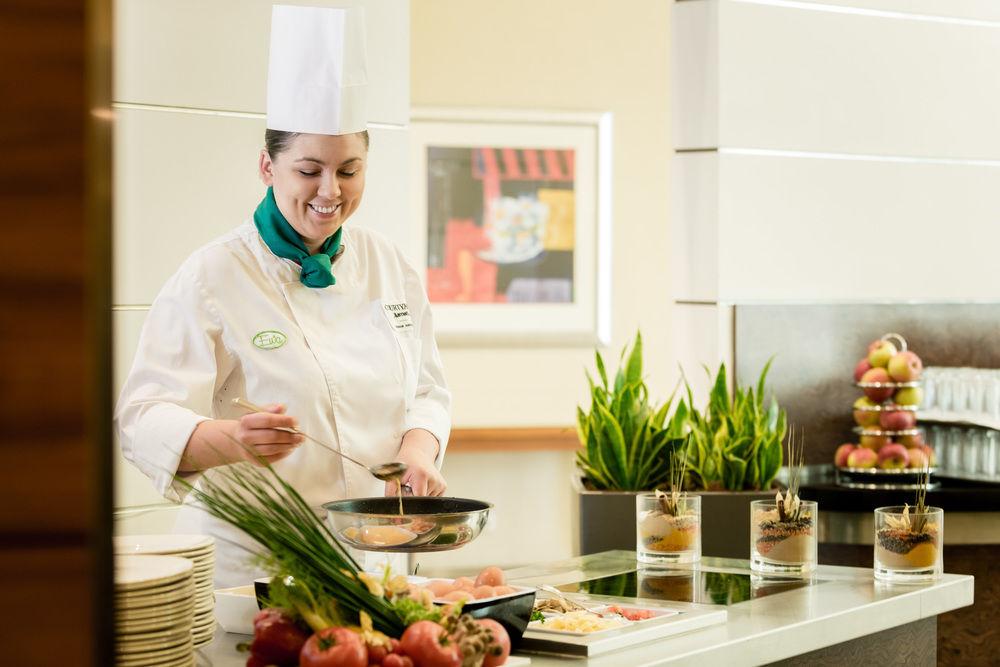 Courtyard By Marriott Warsaw Airport Hotel Exterior photo Chef preparing food at a buffet