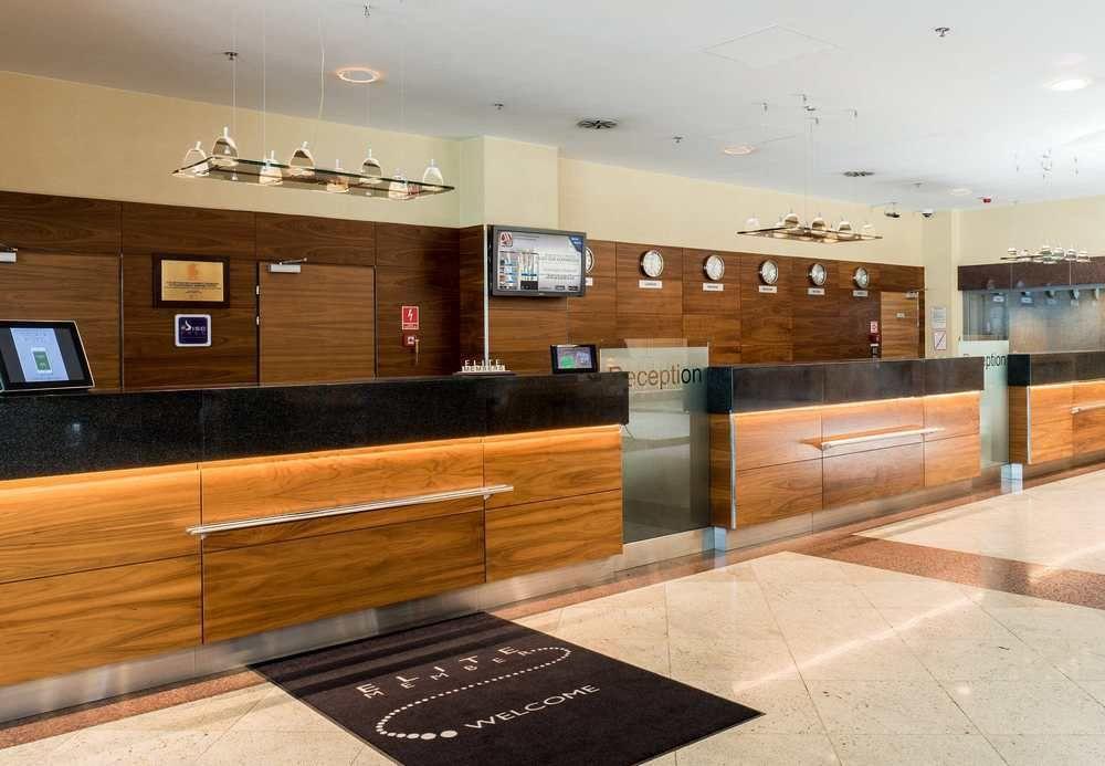 Courtyard By Marriott Warsaw Airport Hotel Exterior photo Reception desk