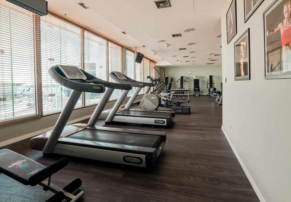 Courtyard By Marriott Warsaw Airport Hotel Exterior photo The gym at the hotel