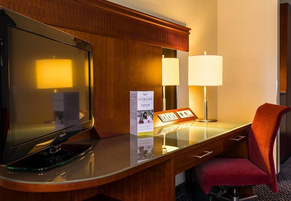 Courtyard By Marriott Warsaw Airport Hotel Exterior photo Room in the hotel