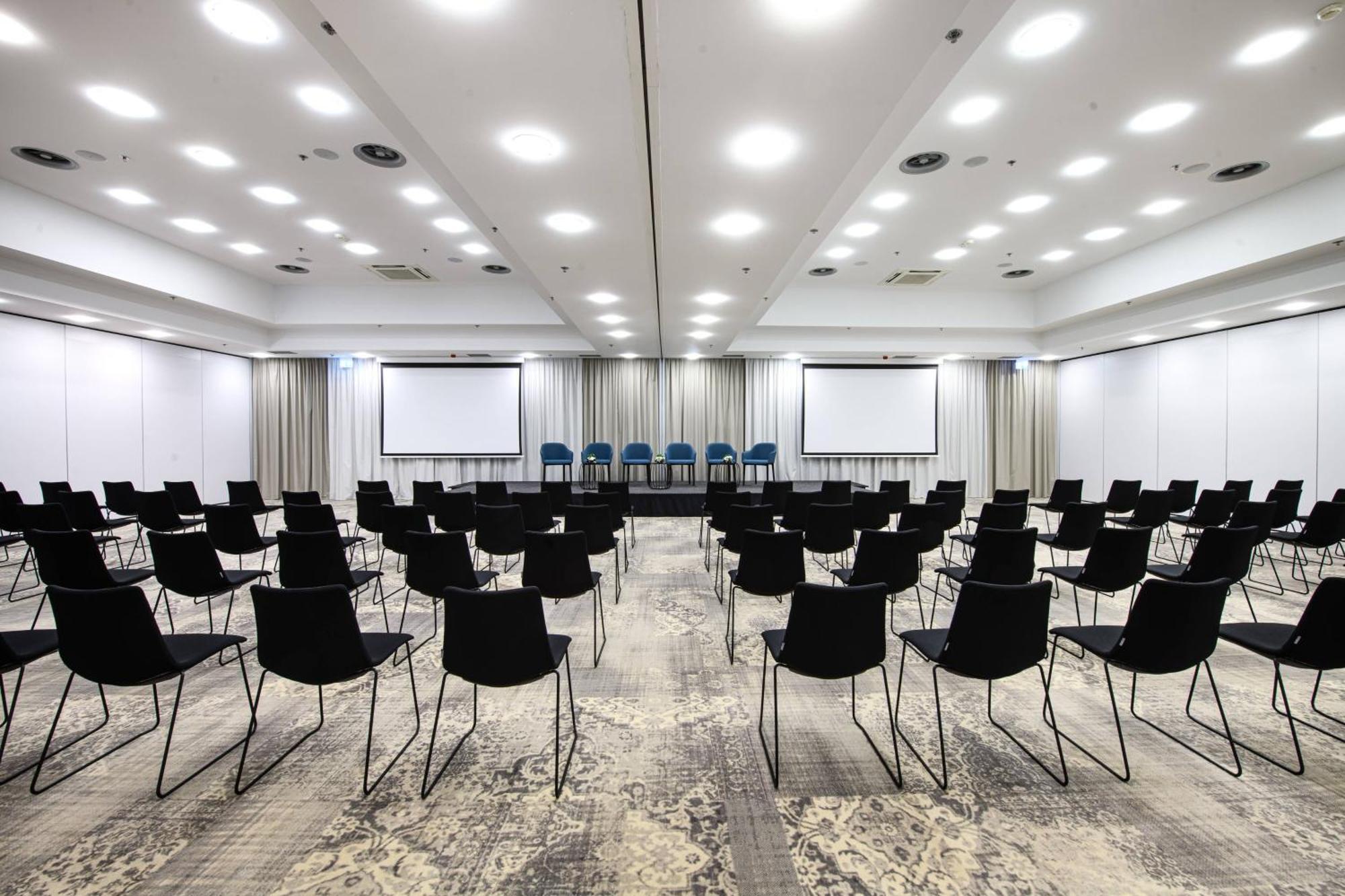 Courtyard By Marriott Warsaw Airport Hotel Exterior photo