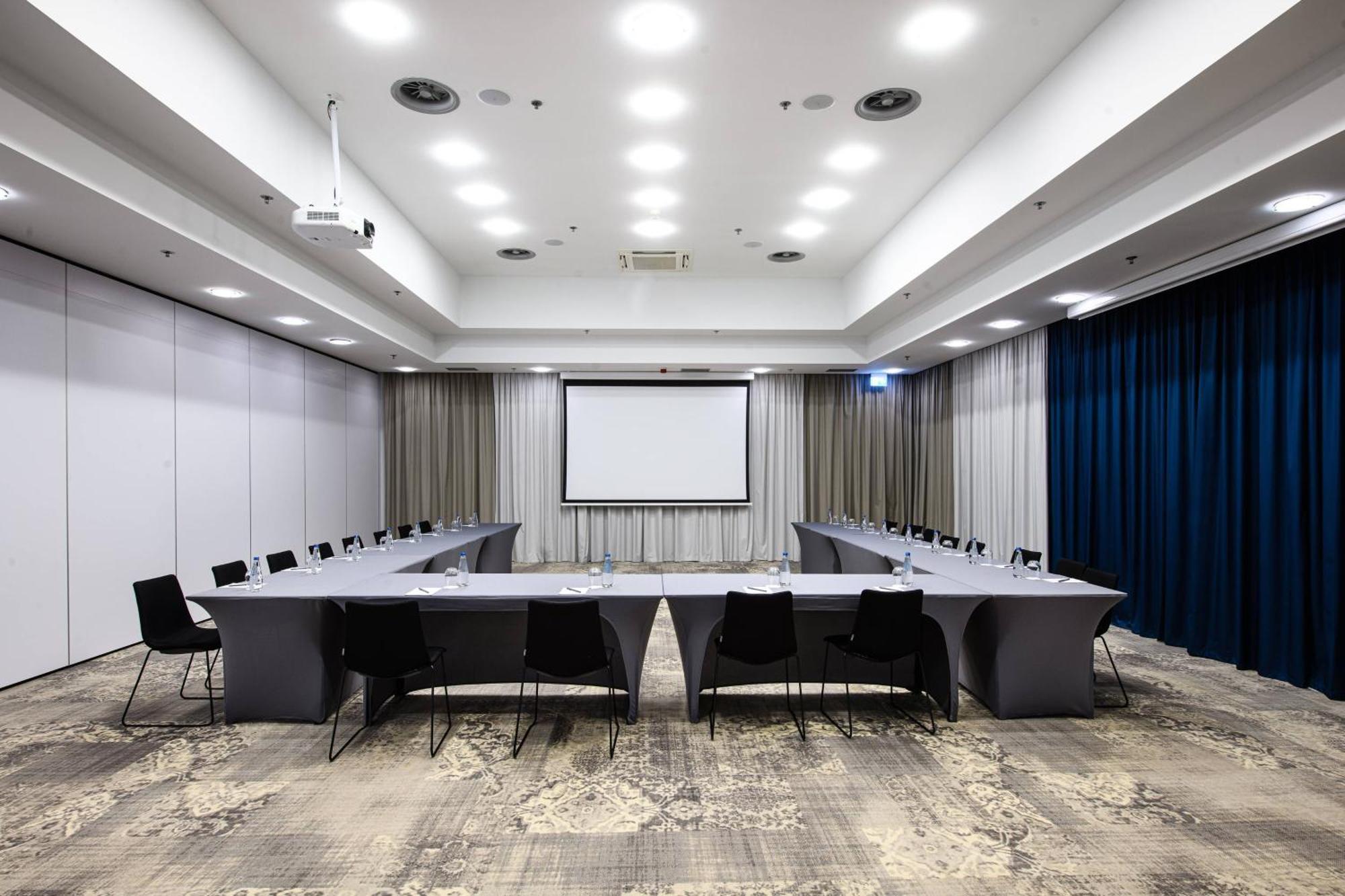 Courtyard By Marriott Warsaw Airport Hotel Exterior photo