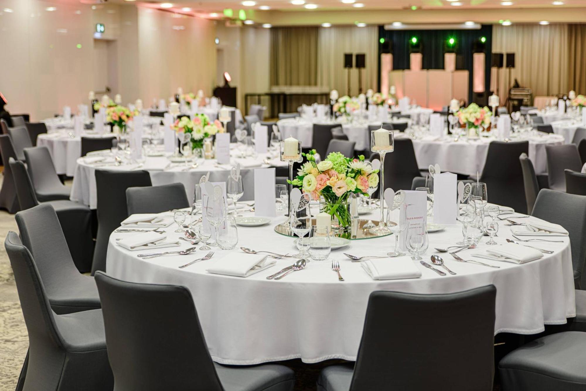 Courtyard By Marriott Warsaw Airport Hotel Exterior photo