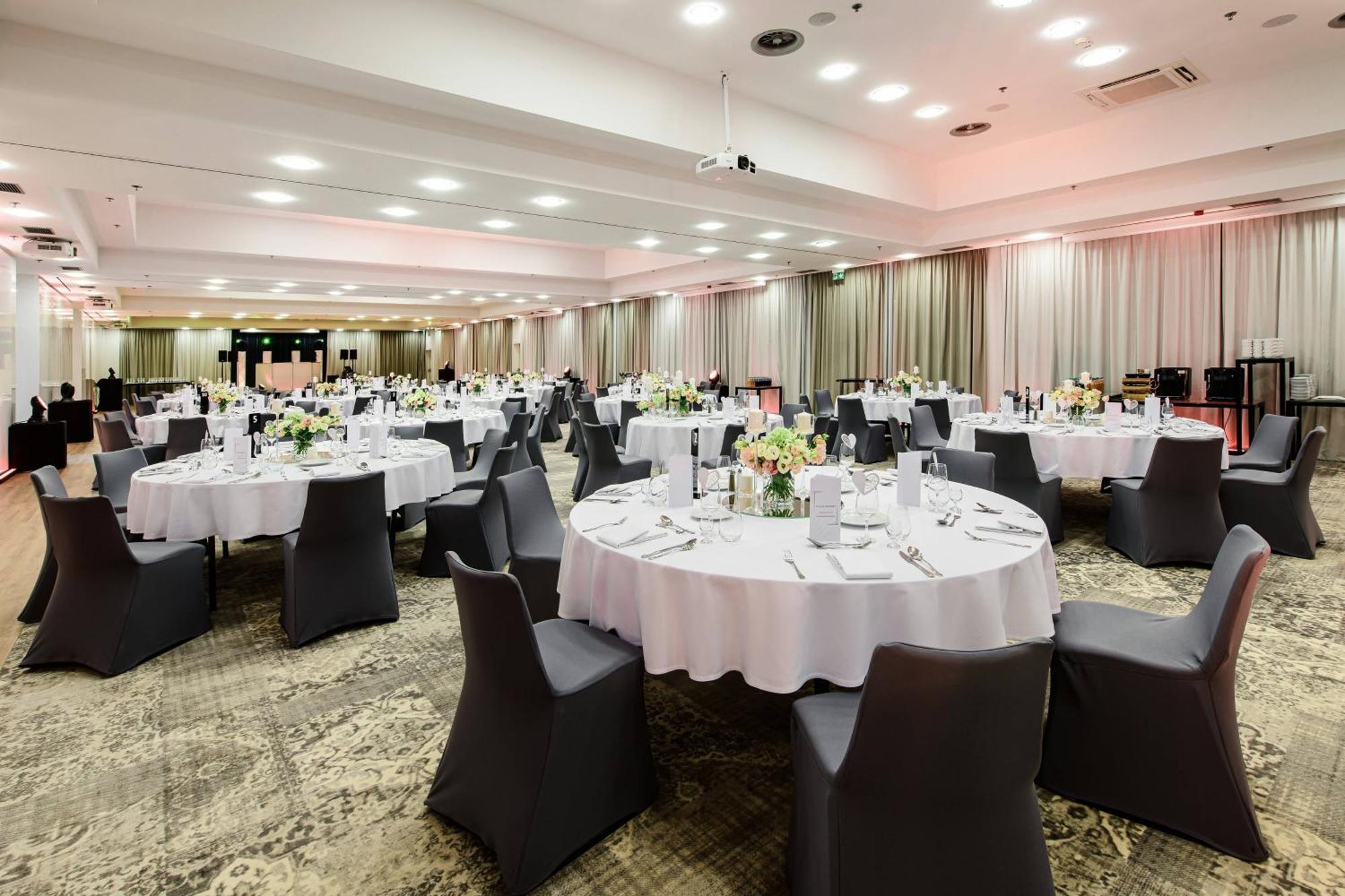 Courtyard By Marriott Warsaw Airport Hotel Exterior photo