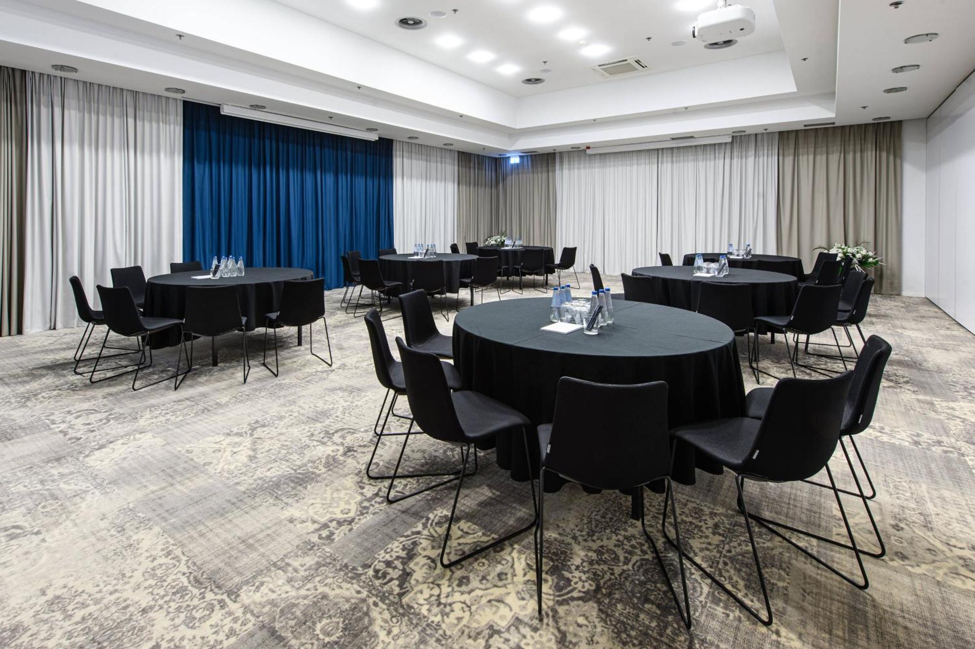 Courtyard By Marriott Warsaw Airport Hotel Exterior photo
