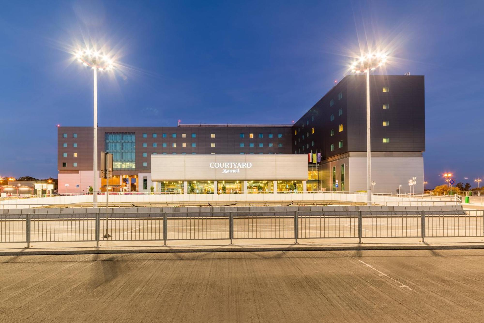 Courtyard By Marriott Warsaw Airport Hotel Exterior photo