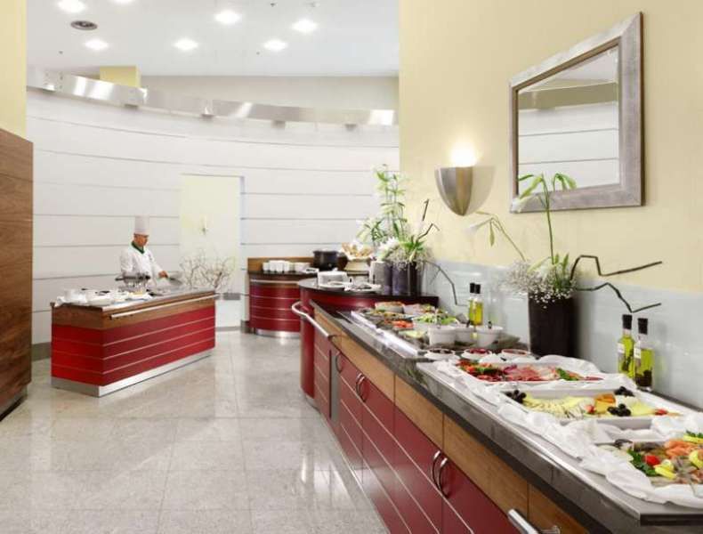 Courtyard By Marriott Warsaw Airport Hotel Restaurant photo A buffet at a hotel