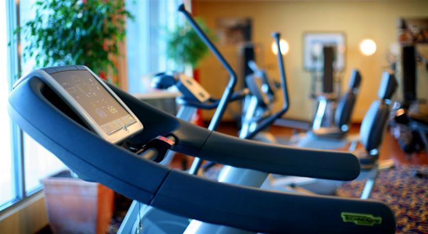 Courtyard By Marriott Warsaw Airport Hotel Exterior photo Elliptical trainer
