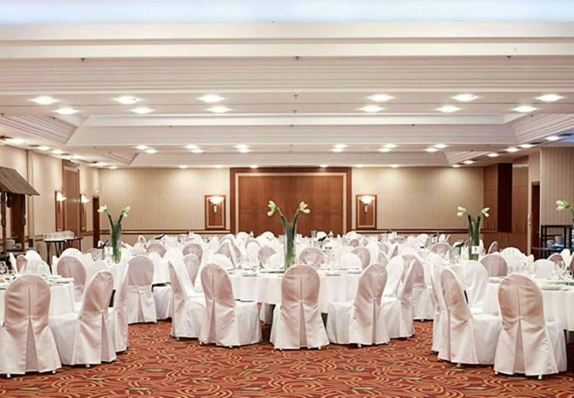 Courtyard By Marriott Warsaw Airport Hotel Restaurant photo A wedding reception at a hotel